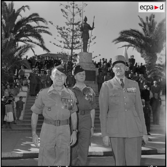 Tipasa. Prise d'armes. Le général Allard avec des officiers pendant la cérémonie.