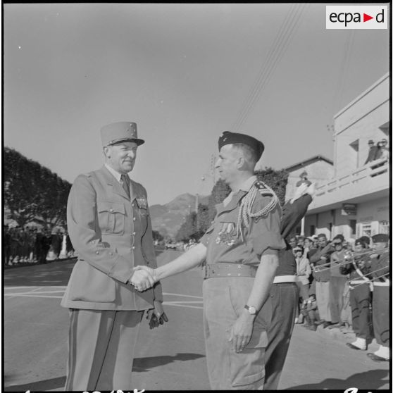 Tipasa. Prise d'armes. Le général Allard salue un officier avant le défilé.