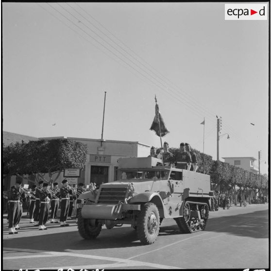 Tipasa. Défilé d'un half track M9A1 après la prise d'armes.