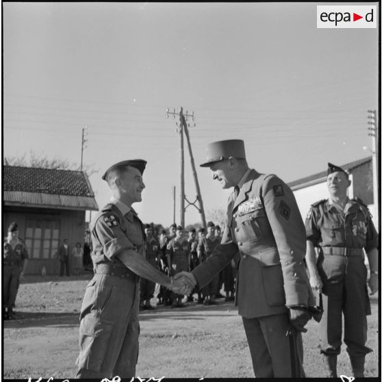 Tipasa. Prise d'armes. Le général Allard serre la main du soldat qu'il vient de décorer.