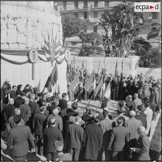 Alger. Les autorités devant le monument aux morts pendant la cérémonie.