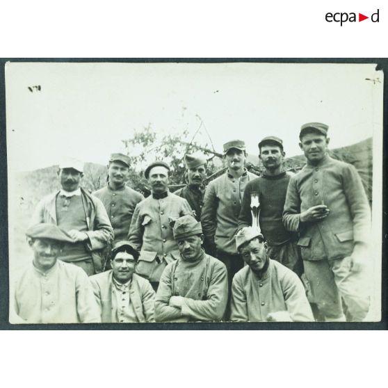 7. [Macédoine, 1918. Portrait de groupe de soldats sur le front d'Orient.]