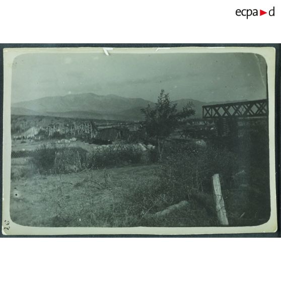 26. [Macédoine, 1918. Pont métallique détruit.]