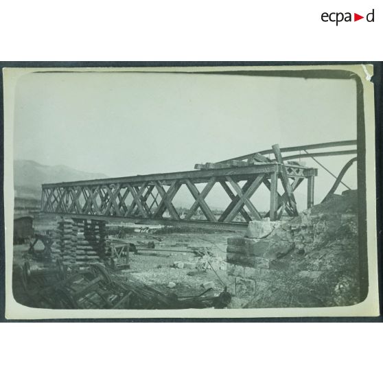 27. Macédoine Orientale. Pont de Mirotchfé, la seule poutre métallique qui reste. [Signé] Recouppé. [légende d'origine]