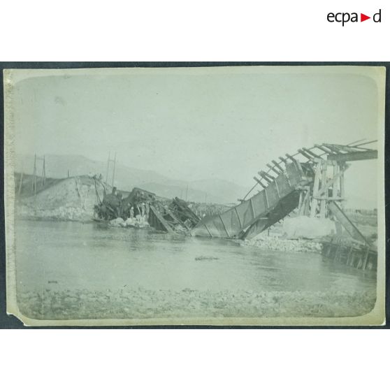 28. Macédoine Orientale. Pont de Mirotchfé, les machines à l'eau. [Signé] Recouppé. [légende d'origine]