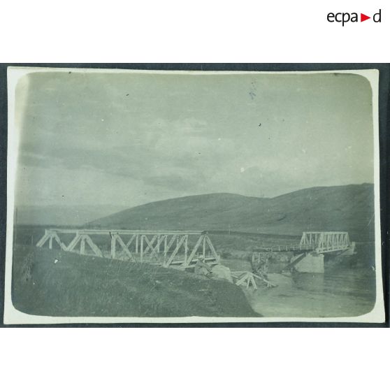 17/11/18. Macédoine serbe. Pont de route de Guéfghélé, coupé par une bombe d'avion anglais pendant la retraite des Bulgares, déjà coupé en 1914 par le génie français. [Signé] Recouppé. [légende d'origine]