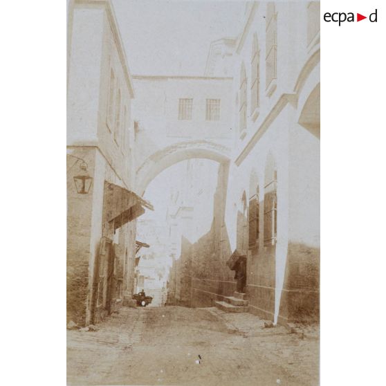 [L'arc de l'Ecce Homo sur la Via Dolorosa à Jérusalem, juin 1923 - mars 1924.]