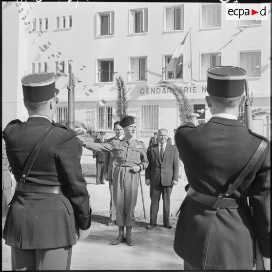 Saint-Pierre-Saint-Paul (Ouled Moussa). Le général Huet s'adresse à la brigade de gendarmerie rendant les honneurs.