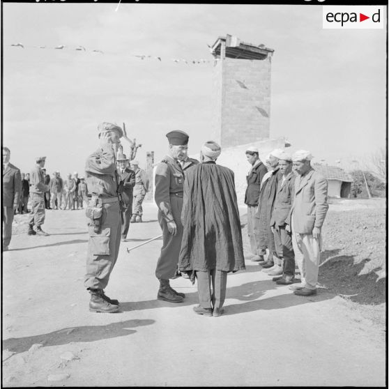 Visite du général Huet aux habitants du douar Ghabia.