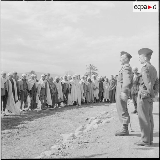 Visite du général Huet aux habitants du douar Ghabia.