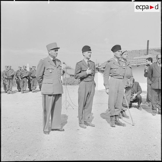 Fondouk (Khemis-el-Kechna). Remise des armes au groupe d'autodéfense du poste de Dijon.