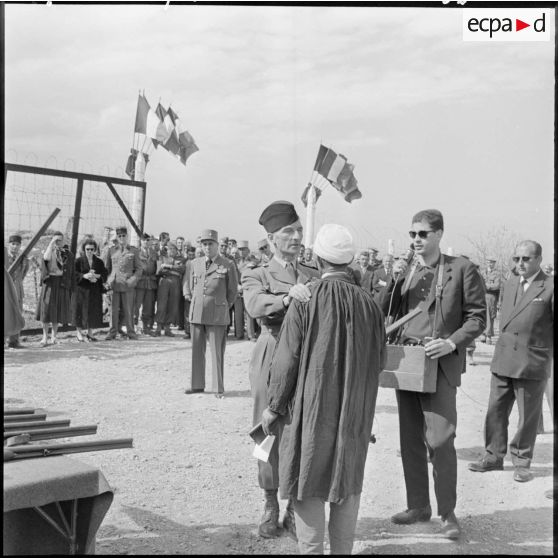 Fondouk (Khemis-el-Kechna). Remise des armes au groupe d'autodéfense du poste de Dijon.