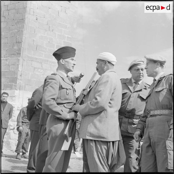 Fondouk (Khemis-el-Kechna). Remise des armes au groupe d'autodéfense du poste de Dijon.