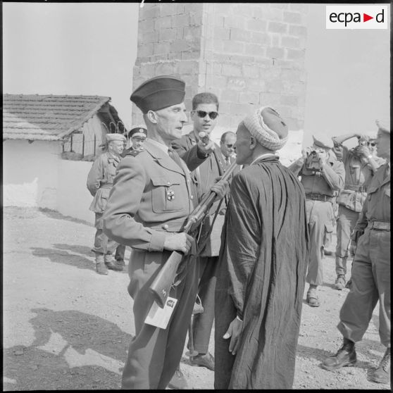 Fondouk (Khemis-el-Kechna). Remise des armes au groupe d'autodéfense du poste de Dijon.