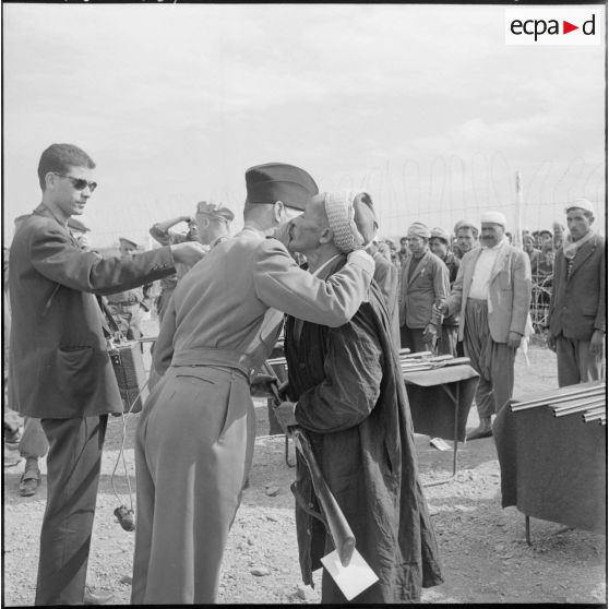 Fondouk (Khemis-el-Kechna). Remise des armes au groupe d'autodéfense du poste de Dijon.