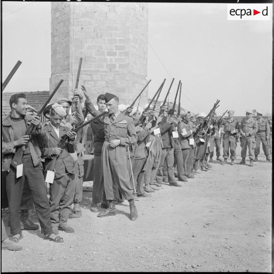 Fondouk (Khemis-el-Kechna). Le général Huet au milieu du groupe d'autodéfense.