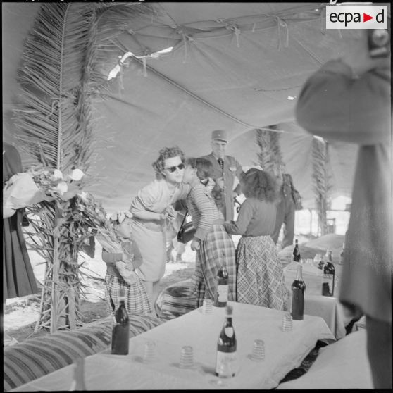 Fondouk (Khemis-el-Kechna). Mesdames Huet et Vendeuil accueillies par de jeunes filles.