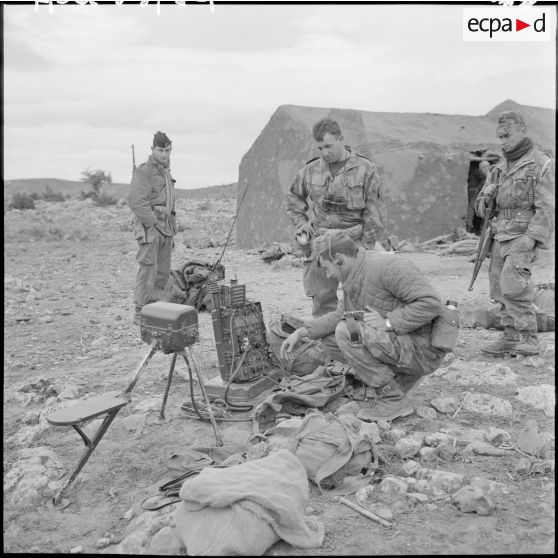 Massif de Bou-Hamrah. Opération "Couronne". Poste de radio SCR-694, avec des archives du front de libération national (FLN) et accessoires récupérés.