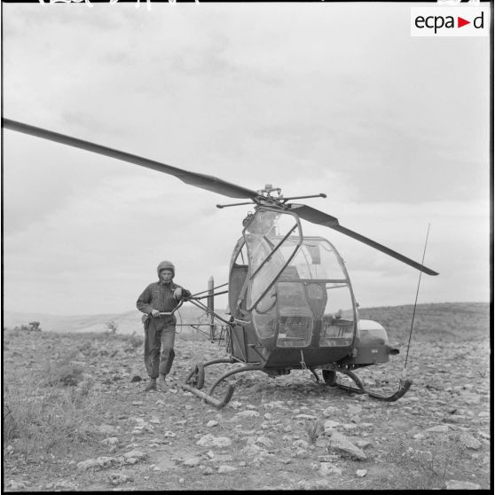 Massif de Bou-Hamrah. Opération "Couronne". Pilote d'un hélicoptère Djinn.