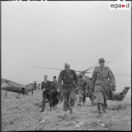 Massif de Bou-Hamrah. Opération "Couronne". Le colonel Moneglia accueille Paul Delouvrier, accompagné des généraux Challe et Allard.