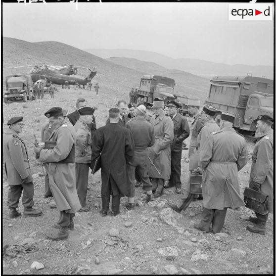 Massif de Bou-Hamrah. Opération "Couronne". Les autorités rendent visitent au poste de commandement du colonel Favreau.