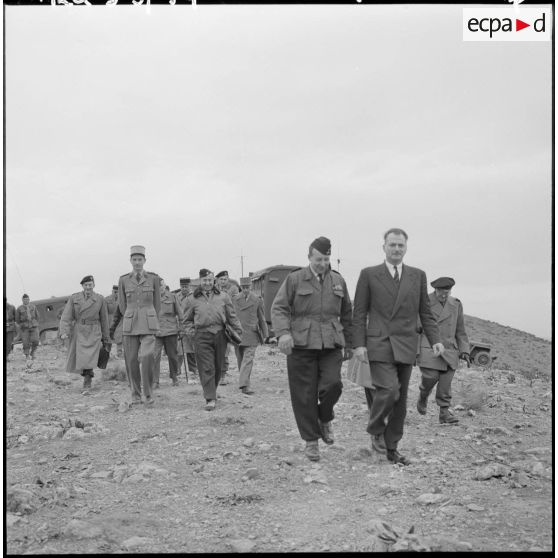 Massif de Bou-Hamrah. Opération "Couronne". Les autorités rendent visitent au poste de commandement du colonel Favreau.