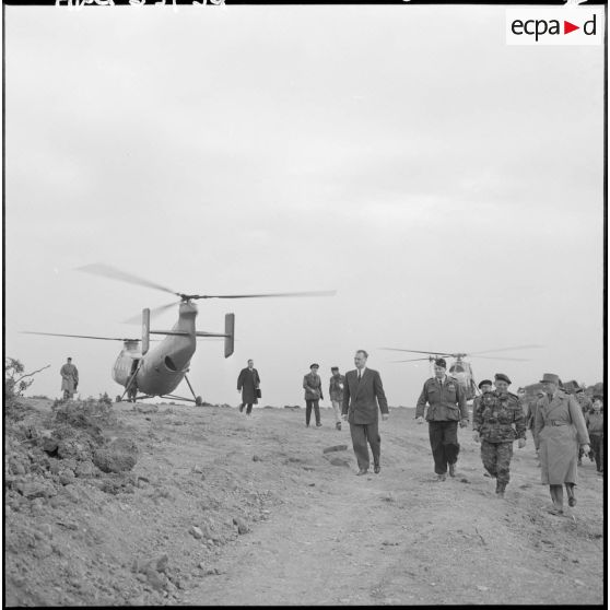 Massif de Bou-Hamrah. Opération "Couronne". Les autorités rendent visitent au poste de commandement du colonel Favreau.