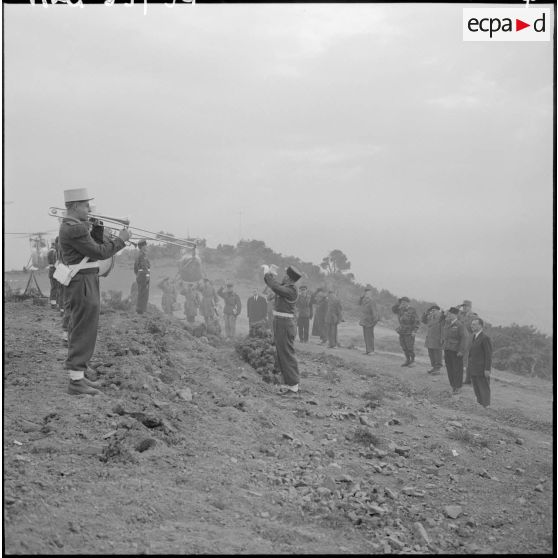 Massif de Bou-Hamrah. Opération "Couronne". Cérémonie pour l'arrivée des autorités au poste de commandement du colonel Favreau.