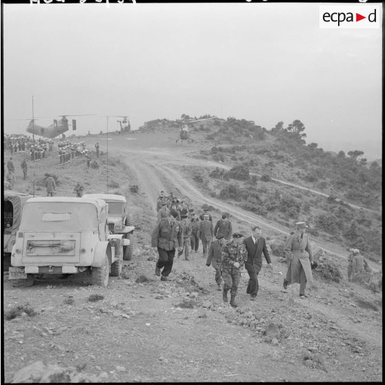 Massif de Bou-Hamrah. Opération "Couronne". Les autorités rendent visitent au poste de commandement du colonel Favreau.