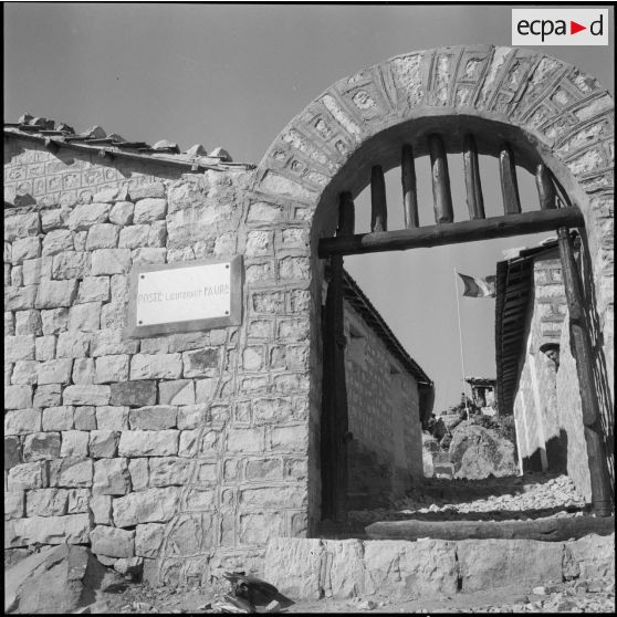 Forêt d'Akfadou. Le poste du lieutenant Faure, fils du général Faure commandant la zone est d'Alger (ZEA).