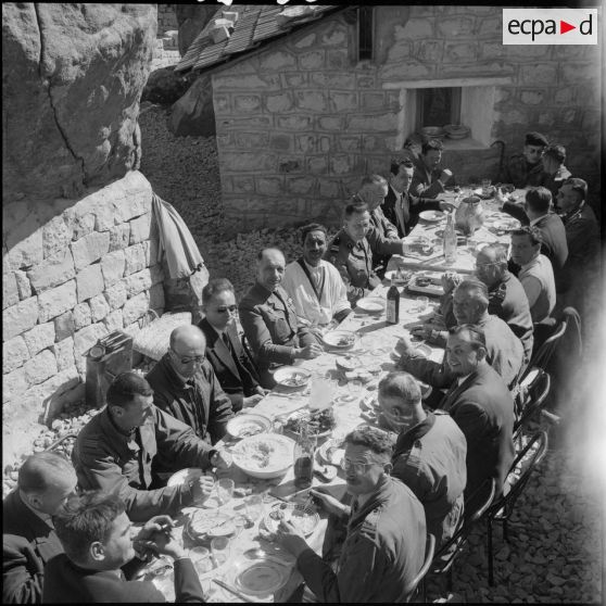 Forêt d'Akfadou. Poste du lieutenant Faure. Le repas.