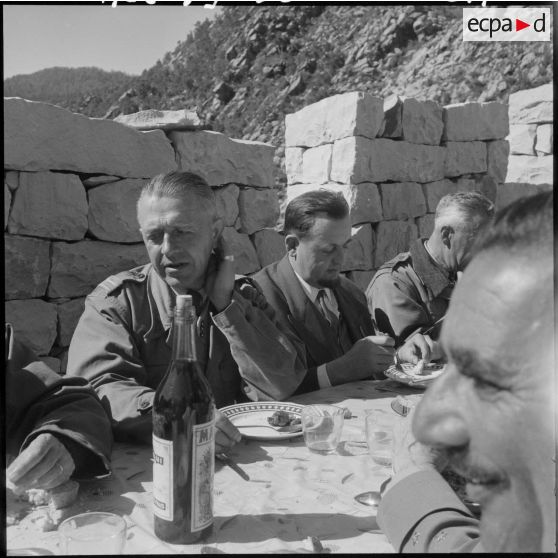 Forêt d'Akfadou. Poste du lieutenant Faure. Le repas.