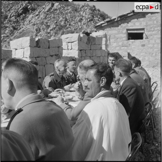 Forêt d'Akfadou. Poste du lieutenant Faure. Le repas.