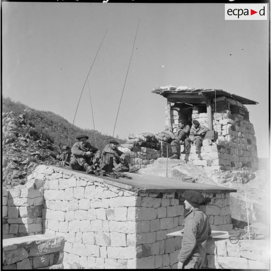 Forêt d'Akfadou. Intérieur du poste du lieutenant Faure, fils du général Faure commandant la zone est d'Alger (ZEA).