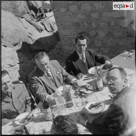 Forêt d'Akfadou. Poste du lieutenant Faure. Le repas.