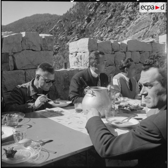 Forêt d'Akfadou. Poste du lieutenant Faure. Le général Descours et le colonel Du Chelas pendant le repas.