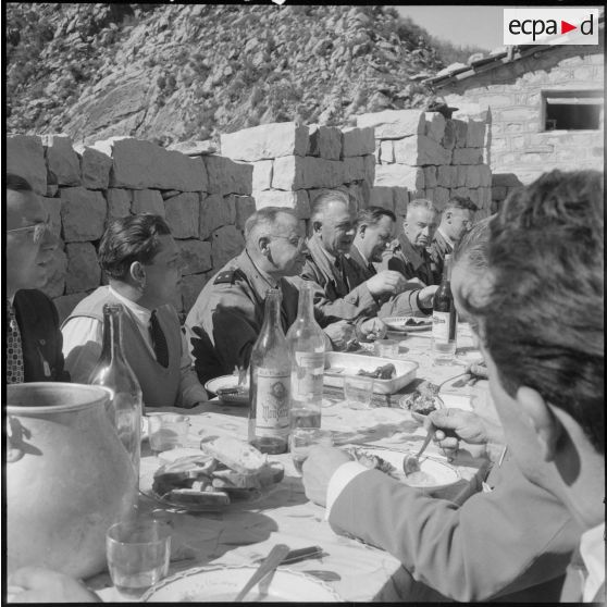 Forêt d'Akfadou. Poste du lieutenant Faure. Le général De Camas et le colonel Brunet pendant le repas.