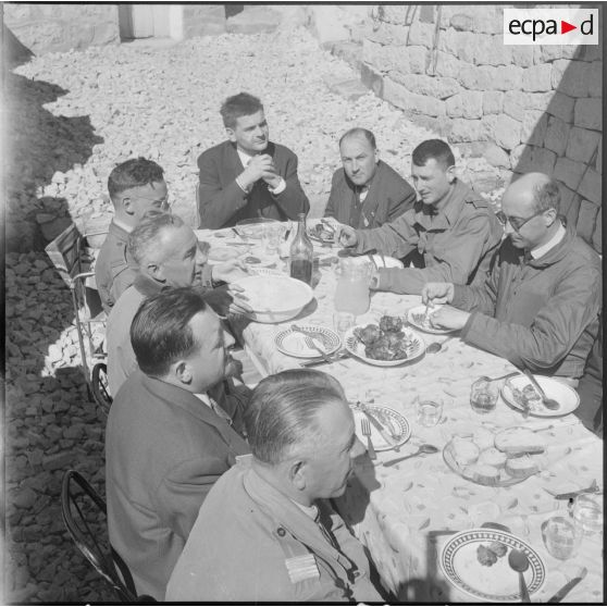 Forêt d'Akfadou. Poste du lieutenant Faure. Le général De Camas et le colonel Brunet pendant le repas.