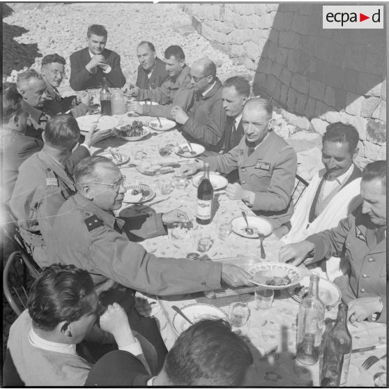 Forêt d'Akfadou. Poste du lieutenant Faure. La table au complet.