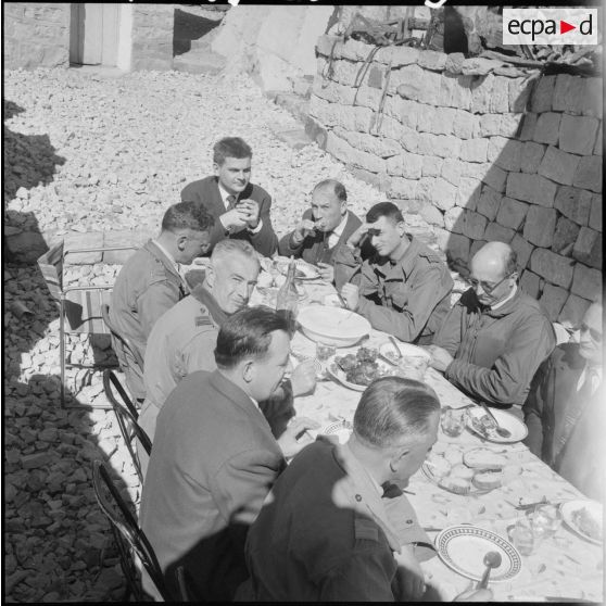 Forêt d'Akfadou. Poste du lieutenant Faure. Le général De Camas et le colonel Brunet pendant le repas.