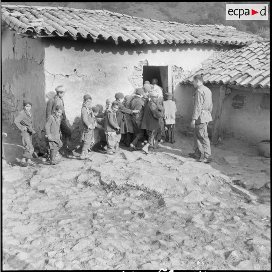 Monts Zouaiena. Les enfants rentrent en classe.