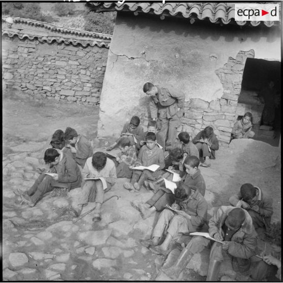 Monts Zouaiena. Les enfants sont dehors car il fait beau.