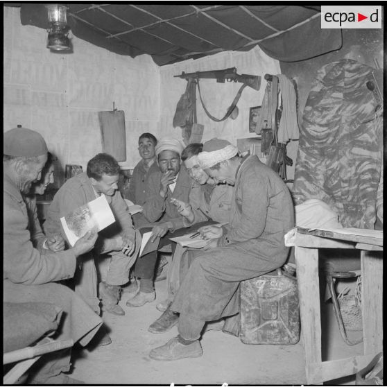 Monts Zouaiena. Dans la chambre, les militaires plaisantent avec le groupe d'autodefense.