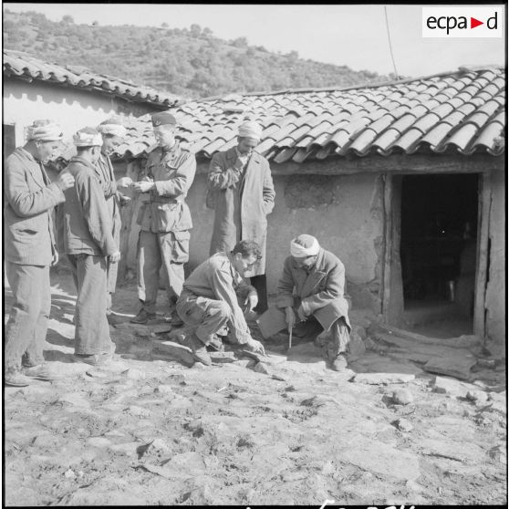 Monts Zouaiena. Moment de détente avec les militaires.