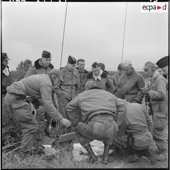 Opération dans la région de Sidi-Mimoun, monts de Saïda. Le colonel Bigeard fait le point sur la situation.