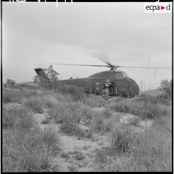 Opération dans la région de Sidi-Mimoun, monts de Saïda. Hélicoptère Sikorsky H-34.