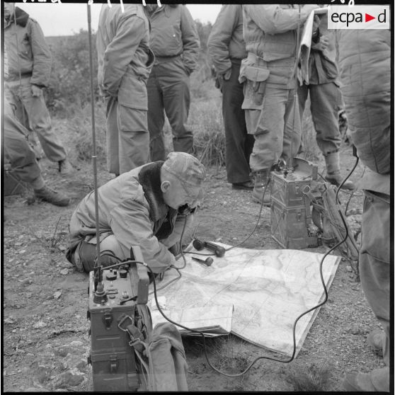 Opération dans la région de Sidi-Mimoun, monts de Saïda. Le colonel Bigeard fait le point sur la situation.