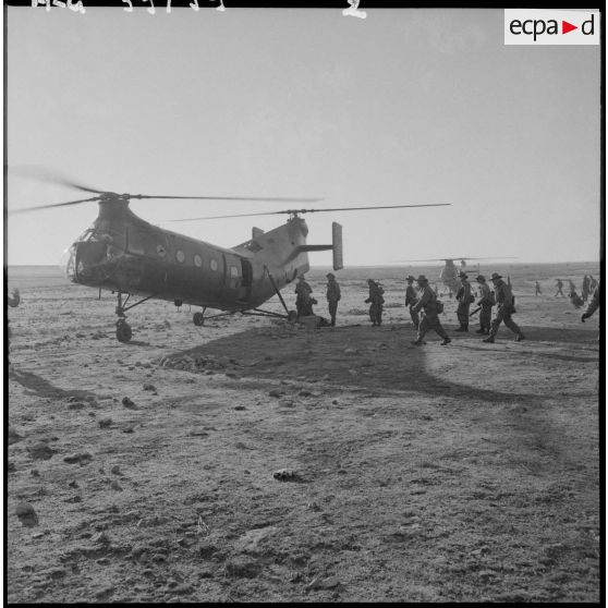 Opération dans la région de Sidi-Mimoun, monts de Saïda. Helicoptère Piasecki H-21.