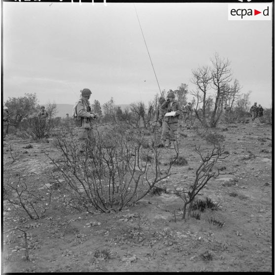 Opération dans la région de Sidi-Mimoun, monts de Saïda. Progression d'une unité.