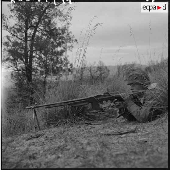 Opération dans la région de Sidi-Mimoun, monts de Saïda. Soldat en position de tir.